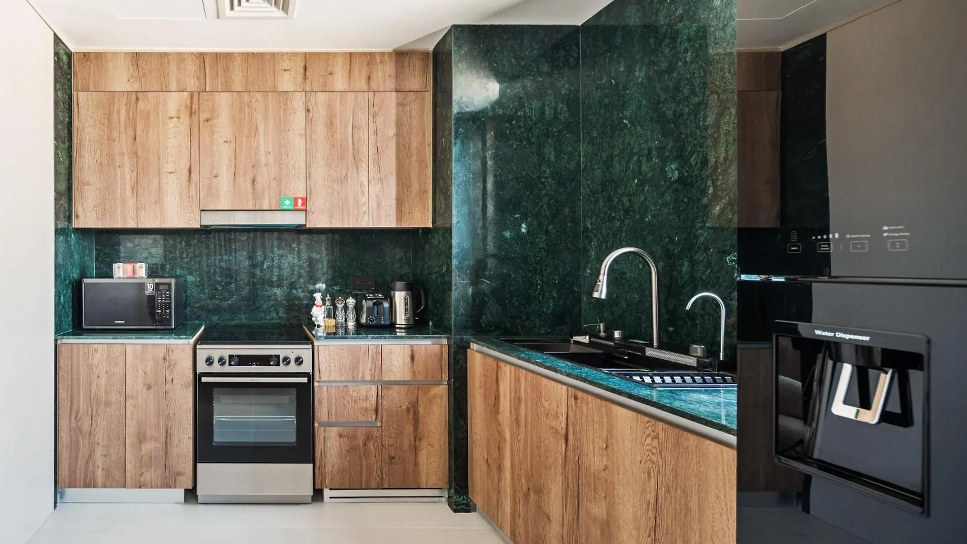 Family Friendly Luxurious Waterfront Apartment - By Dustay Dubai 0*,  Emirati Arabi Uniti